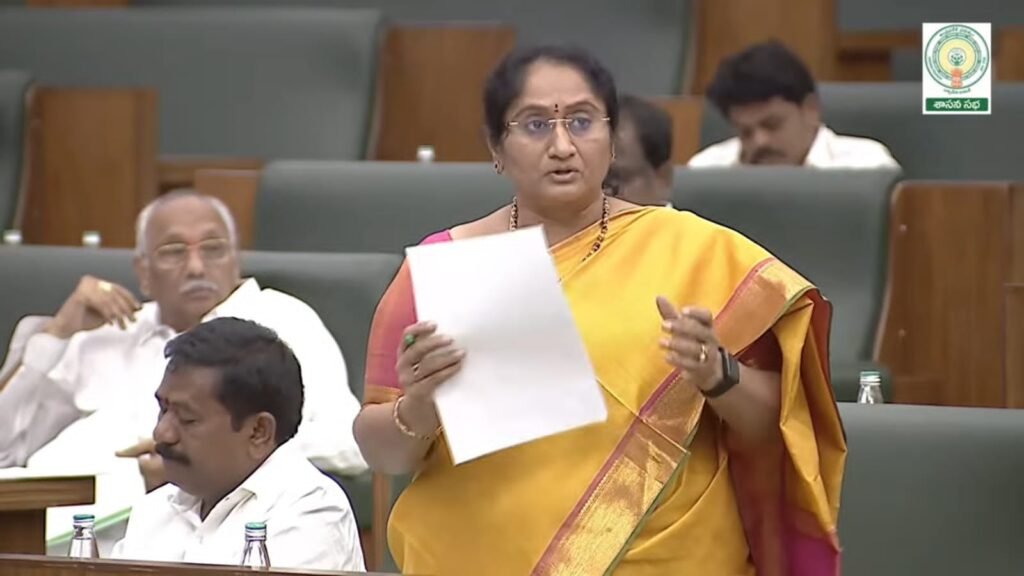 నేతన్నలకు యూనివర్సల్ హెల్త్ పాలసీ