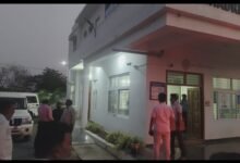 పులివెందుల అర్బన్ మన జనప్రగతి ఫిబ్రవరి 24: సింహాద్రి పురం పోలిస్టేషన్లో లంచం తీసుకుంటూ ఎస్సైతో సహా ఏసీబీకి పట్టుబడిన సీఐ ఎన్వి రమణ నివాసంలో తెల్లవారుజాము వరకు ఏసీబీ అధికారులు సోదాలు నిర్వహించారు.ఏసీబీ అధికారులు నాలుగు బృందాలుగా సిఐ రమణ కు చెందిన బంధువులు కదిరి, తదితర బంధువుల గృహాలలో కూడా సోదరులు నిర్వహించారు. అంతకుముందు స్థానిక మైత్రి లేఔట్ లోని సీఐ ఇంటిలోని విలువైన బంగారు వస్తువులు, డాక్యుమెంట్లు ఒక హోమ్ గార్డ్ రెండు సంచుల్లో తరలిస్తుండగా ఏసీబీ అధికారులు తనిఖీలకు రావడంతో హోంగార్డ్ ఆ వస్తున్న అక్కడే వదిలి పరార్ అయినట్లు స్థానికులు తెలిపారు.హోంగార్డ్ పారవేసిన వస్తువులను డాక్యుమెంటను ఏసీబీ అధికారులు స్వాధీన పరుచుకున్నారు.సీఐ నివాసంలో ఆదాయానికి మించిన బంగారు,ఆస్తులు ఉన్నట్లు ఏసీబీ అధికారులు గుర్తించినట్లు సమాచారం. ఇప్పటికైనా సీఐ నివాసాలు బ్యాంకులో రిజిస్టర్ కార్యాలయాలు తనిఖీ చేపట్టామని,ఇంకా దర్యాప్తు చేపట్టాల్సి ఉందని దర్యాప్తు పూర్తి అయ్యాక ఆదాయానికి మించిన ఆస్తులు తేలితే సీఐ రమణ పై మరొక కేసు నమోదు చేస్తున్నట్లు ఏసీబీ అధికారులు వెల్లడించారు. మంగళవారం సాయంత్రం సీఐ రమణ ఎస్ ఐ అనిల్ కుమార్ లను ఏసీబీ అధికారులు కర్నూలు కోర్టుకు తరలించారు.