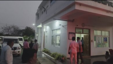 పులివెందుల అర్బన్ మన జనప్రగతి ఫిబ్రవరి 24: సింహాద్రి పురం పోలిస్టేషన్లో లంచం తీసుకుంటూ ఎస్సైతో సహా ఏసీబీకి పట్టుబడిన సీఐ ఎన్వి రమణ నివాసంలో తెల్లవారుజాము వరకు ఏసీబీ అధికారులు సోదాలు నిర్వహించారు.ఏసీబీ అధికారులు నాలుగు బృందాలుగా సిఐ రమణ కు చెందిన బంధువులు కదిరి, తదితర బంధువుల గృహాలలో కూడా సోదరులు నిర్వహించారు. అంతకుముందు స్థానిక మైత్రి లేఔట్ లోని సీఐ ఇంటిలోని విలువైన బంగారు వస్తువులు, డాక్యుమెంట్లు ఒక హోమ్ గార్డ్ రెండు సంచుల్లో తరలిస్తుండగా ఏసీబీ అధికారులు తనిఖీలకు రావడంతో హోంగార్డ్ ఆ వస్తున్న అక్కడే వదిలి పరార్ అయినట్లు స్థానికులు తెలిపారు.హోంగార్డ్ పారవేసిన వస్తువులను డాక్యుమెంటను ఏసీబీ అధికారులు స్వాధీన పరుచుకున్నారు.సీఐ నివాసంలో ఆదాయానికి మించిన బంగారు,ఆస్తులు ఉన్నట్లు ఏసీబీ అధికారులు గుర్తించినట్లు సమాచారం. ఇప్పటికైనా సీఐ నివాసాలు బ్యాంకులో రిజిస్టర్ కార్యాలయాలు తనిఖీ చేపట్టామని,ఇంకా దర్యాప్తు చేపట్టాల్సి ఉందని దర్యాప్తు పూర్తి అయ్యాక ఆదాయానికి మించిన ఆస్తులు తేలితే సీఐ రమణ పై మరొక కేసు నమోదు చేస్తున్నట్లు ఏసీబీ అధికారులు వెల్లడించారు. మంగళవారం సాయంత్రం సీఐ రమణ ఎస్ ఐ అనిల్ కుమార్ లను ఏసీబీ అధికారులు కర్నూలు కోర్టుకు తరలించారు.