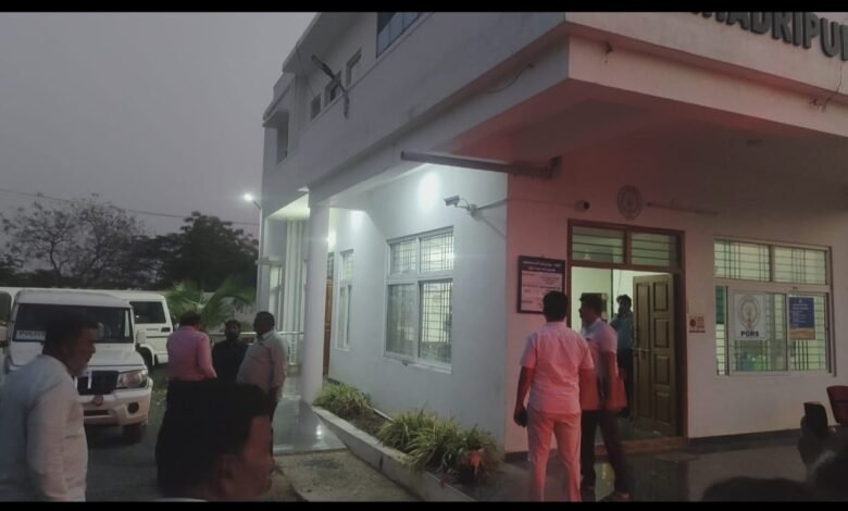 పులివెందుల అర్బన్ మన జనప్రగతి ఫిబ్రవరి 24: సింహాద్రి పురం పోలిస్టేషన్లో లంచం తీసుకుంటూ ఎస్సైతో సహా ఏసీబీకి పట్టుబడిన సీఐ ఎన్వి రమణ నివాసంలో తెల్లవారుజాము వరకు ఏసీబీ అధికారులు సోదాలు నిర్వహించారు.ఏసీబీ అధికారులు నాలుగు బృందాలుగా సిఐ రమణ కు చెందిన బంధువులు కదిరి, తదితర బంధువుల గృహాలలో కూడా సోదరులు నిర్వహించారు. అంతకుముందు స్థానిక మైత్రి లేఔట్ లోని సీఐ ఇంటిలోని విలువైన బంగారు వస్తువులు, డాక్యుమెంట్లు ఒక హోమ్ గార్డ్ రెండు సంచుల్లో తరలిస్తుండగా ఏసీబీ అధికారులు తనిఖీలకు రావడంతో హోంగార్డ్ ఆ వస్తున్న అక్కడే వదిలి పరార్ అయినట్లు స్థానికులు తెలిపారు.హోంగార్డ్ పారవేసిన వస్తువులను డాక్యుమెంటను ఏసీబీ అధికారులు స్వాధీన పరుచుకున్నారు.సీఐ నివాసంలో ఆదాయానికి మించిన బంగారు,ఆస్తులు ఉన్నట్లు ఏసీబీ అధికారులు గుర్తించినట్లు సమాచారం. ఇప్పటికైనా సీఐ నివాసాలు బ్యాంకులో రిజిస్టర్ కార్యాలయాలు తనిఖీ చేపట్టామని,ఇంకా దర్యాప్తు చేపట్టాల్సి ఉందని దర్యాప్తు పూర్తి అయ్యాక ఆదాయానికి మించిన ఆస్తులు తేలితే సీఐ రమణ పై మరొక కేసు నమోదు చేస్తున్నట్లు ఏసీబీ అధికారులు వెల్లడించారు. మంగళవారం సాయంత్రం సీఐ రమణ ఎస్ ఐ అనిల్ కుమార్ లను ఏసీబీ అధికారులు కర్నూలు కోర్టుకు తరలించారు.