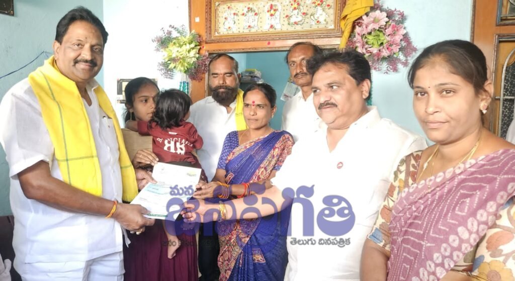 సీఎం రిలీఫ్ ఫండ్ చెక్కును అందజేసిన ముక్కా రూపానంద రెడ్డి