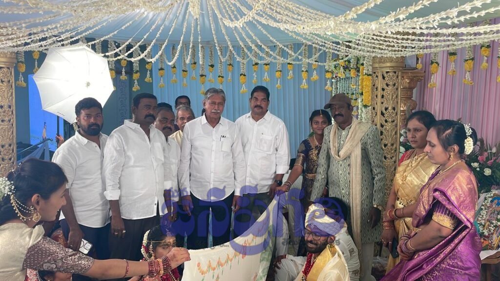 నూతన వధూవరులకు వైఎస్ మనోహర్ రెడ్డి ఆత్మీయ ఆశీస్సులు