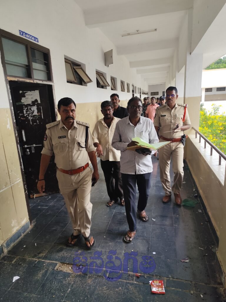 స్ట్రాంగ్ రూమ్‌లను పరిశీలించిన